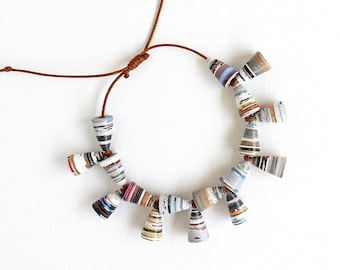 Bracelet capsule • Bijoux respectueux de l'environnement • Cadeau pour amoureux des livres • Cadeau créatif pour écrivain • Bracelet à breloques • Bijoux recyclés