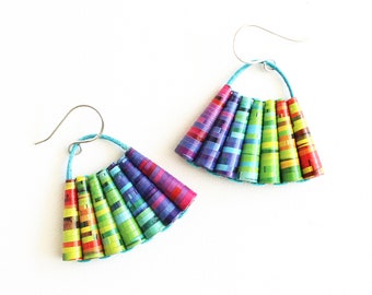 Boucles d'oreilles arc-en-ciel ensoleillé • Boucles d'oreilles colorées printemps-été • Bijoux Gay Pride LGBTQ • Cadeau de mariage lesbien • Boucles d'oreilles pendantes bohème multicolores