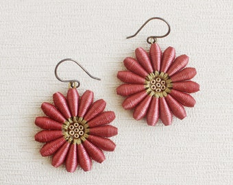 Pendientes de margaritas color marrón rosado • Pendientes colgantes con flores grandes • Joyas de primavera llamativas y atrevidas • Regalo tradicional del primer aniversario de bodas