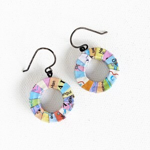 Mini orecchini con mappa del mondo • Piccoli orecchini a cerchio pendenti • Regalo di viaggio unico • Gioielli ecologici stravaganti • Regalo per studenti geek • Orecchini in carta riciclata