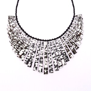 Collier mots croisés Bijoux noirs et blancs Cadeau de premier anniversaire pour femme Collier plastron tendance Collier ras de cou à franges image 3