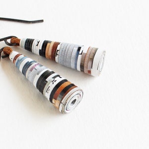 Orecchini Capsule News • Gioielli ecocompatibili • Regalo per giornalisti • Orecchini pendenti riciclati alla moda • Regalo per lettori di libri • Gioielli sostenibili