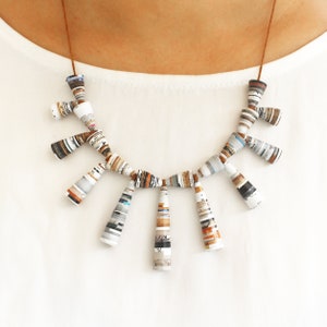 Collar cápsula de noticias • Joyería reciclada para concienciar sobre el medio ambiente • Regalo original para ratones de biblioteca • Regalo literario para geeks y nerds • Regalo para periodistas