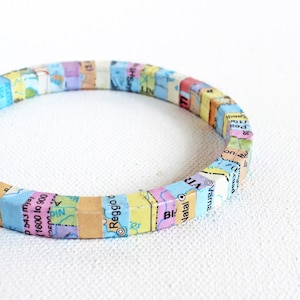 Bracelet carte du monde • Cadeau de voyage original • Cadeau de géographie • Cadeau de remise de diplôme pour étudiant • Cadeau de voyageur • Bracelet jonc recyclé • Bijoux écologiques colorés