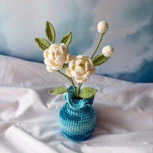 fleurs au crochet, fleur de jasmin au crochet dans un vase bleu, rose blanche faite main, cadeau de décoration florale minimaliste, cadeau de fête des mères, cadeaux de professeur