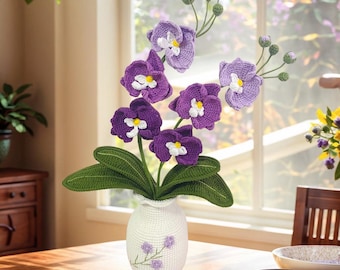 完成したかぎ針編みの胡蝶蘭の鉢植え、葉とつぼみのある編み物の胡蝶蘭