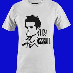 Könnte beinhalten: Weißes T-Shirt mit einem Schwarzweißbild eines Mannes mit dem aufgedruckten Text "Hey Assbutt".