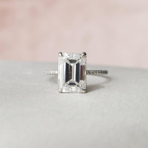 エメラルドカットのモアッサナイトの結婚指輪、繊細なパヴェセットの