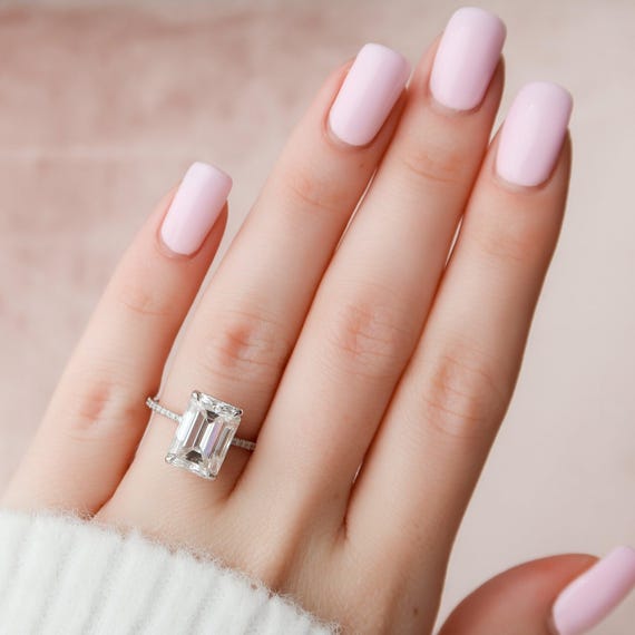 エメラルドカットのモアッサナイトの結婚指輪、繊細なパヴェセットの