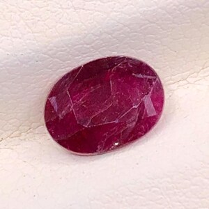 Naturlig rubin ädelsten 1,50 ct oval slipad duvblodröd mozambique rubin uppvärmd juli födelsesten lös ädelsten present till henne