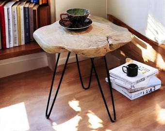 Tavolino vintage in legno massello e metallo, piano in cedro, base artistica a treppiede, elegante arredamento per la casa per soggiorno, cucina, comodino, porta caffè