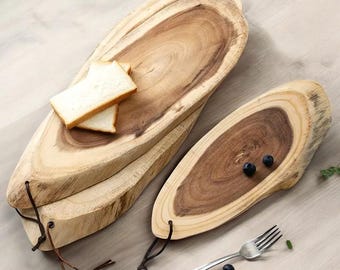 1 vassoio da portata in legno di acacia, vassoio con bordo naturale, lastra rustica per salumi in legno, rettangolare irregolare, legno massello per servire e tagliare.