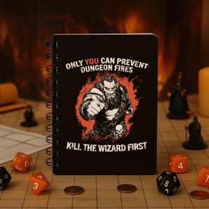 Cuaderno y diario de jugador de DND: Solo tú puedes evitar incendios en las mazmorras / Accesorios de DND, regalo de Dungeon Master, diario de campaña en espiral
