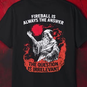 Chemise du MDN – La boule de feu est toujours la solution | Chemise de qualité supérieure | Chemise de sorcier amusante, vêtements de donjons et de dragons, cadeau de maître de donjon