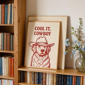 Cool It, Cowboy - Divertente stampa artistica di Golden Retriever / Decorazione per cani / Decorazione per la casa esilarante / Arte murale moderna e illustrativa / Regalo per gli amanti dei cani