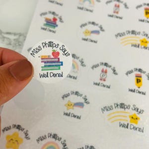 パーソナライズされた先生用ステッカー 子供へのご褒美 ステッカーシート クラスの先生の名前へのカスタマイズされたご褒美 よくできましたステッカー 楽しい新学期のギフト