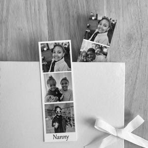 Könnte beinhalten: Ein Schwarzweiß-Fotostreifen mit vier Fotos. Die Fotos zeigen ein junges Mädchen, zwei junge Mädchen, ein junges Mädchen und eine Frau sowie ein junges Mädchen mit Sonnenbrille. Der Fotostreifen trägt den Schriftzug "Nanny" am unteren Rand.