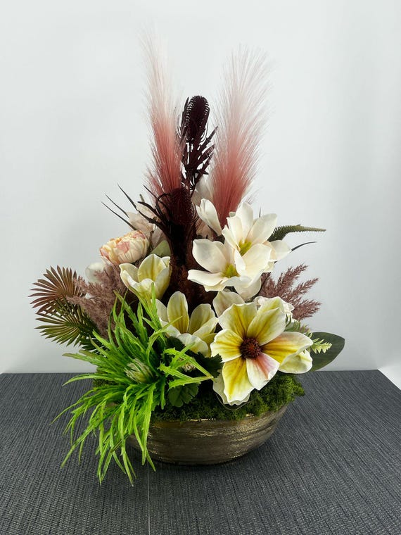 Gesteck Tischdeko Künstlich Boho Topf in Gold Mit Pampasgraß Blumen Wie Magnolie Artischocke Sukkulenten Ca 60cm Hoch
