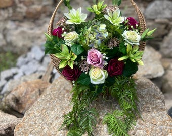 Zusammensetzung von künstlichen Blumen in einem Korb