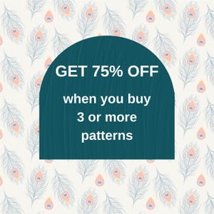 Peut inclure: Un graphique bleu sarcelle avec le texte "GET 75% OFF when you buy 3 or more patterns" est superpos&eacute; sur un fond cr&egrave;me. Le fond pr&eacute;sente un motif r&eacute;p&eacute;t&eacute; de plumes de paon stylis&eacute;es en gris, p&ecirc;che et blanc.