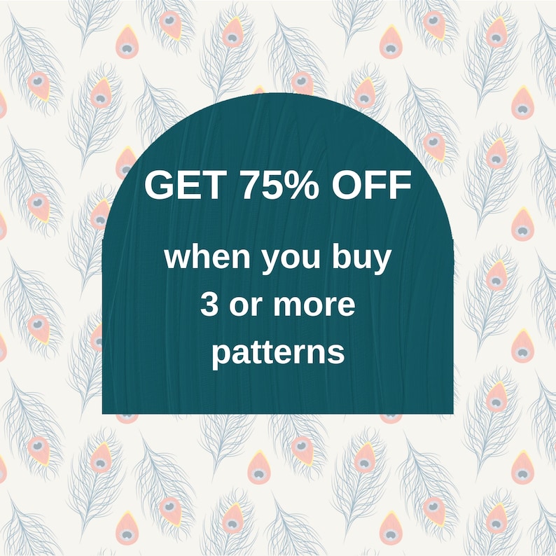 Peut inclure: Un graphique bleu sarcelle avec le texte "GET 75% OFF when you buy 3 or more patterns" est superpos&eacute; sur un fond cr&egrave;me. Le fond pr&eacute;sente un motif r&eacute;p&eacute;t&eacute; de plumes de paon stylis&eacute;es en gris, p&ecirc;che et blanc.