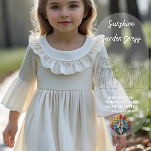 Puede incluir: Un vestido color crema con cuello con volantes y mangas acampanadas. El vestido presenta el texto "Sunshine Garden Dress" y un patrón de costura digital PDF para edades de 1 a 12 años. El vestido lo lleva una niña.