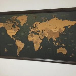 3D Cork World Map Wall Decor – 90×55 cm Vintage Corkboard Pin-Board Map – Personalized Home & Office Travel Map Gift