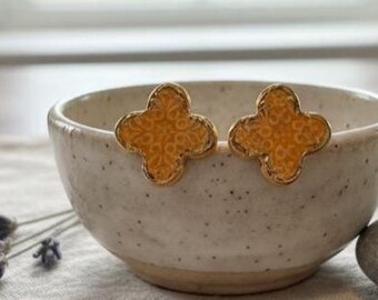 Handmade Amber Ceramic Clover Earrings – 14K Gold-Plated Studs