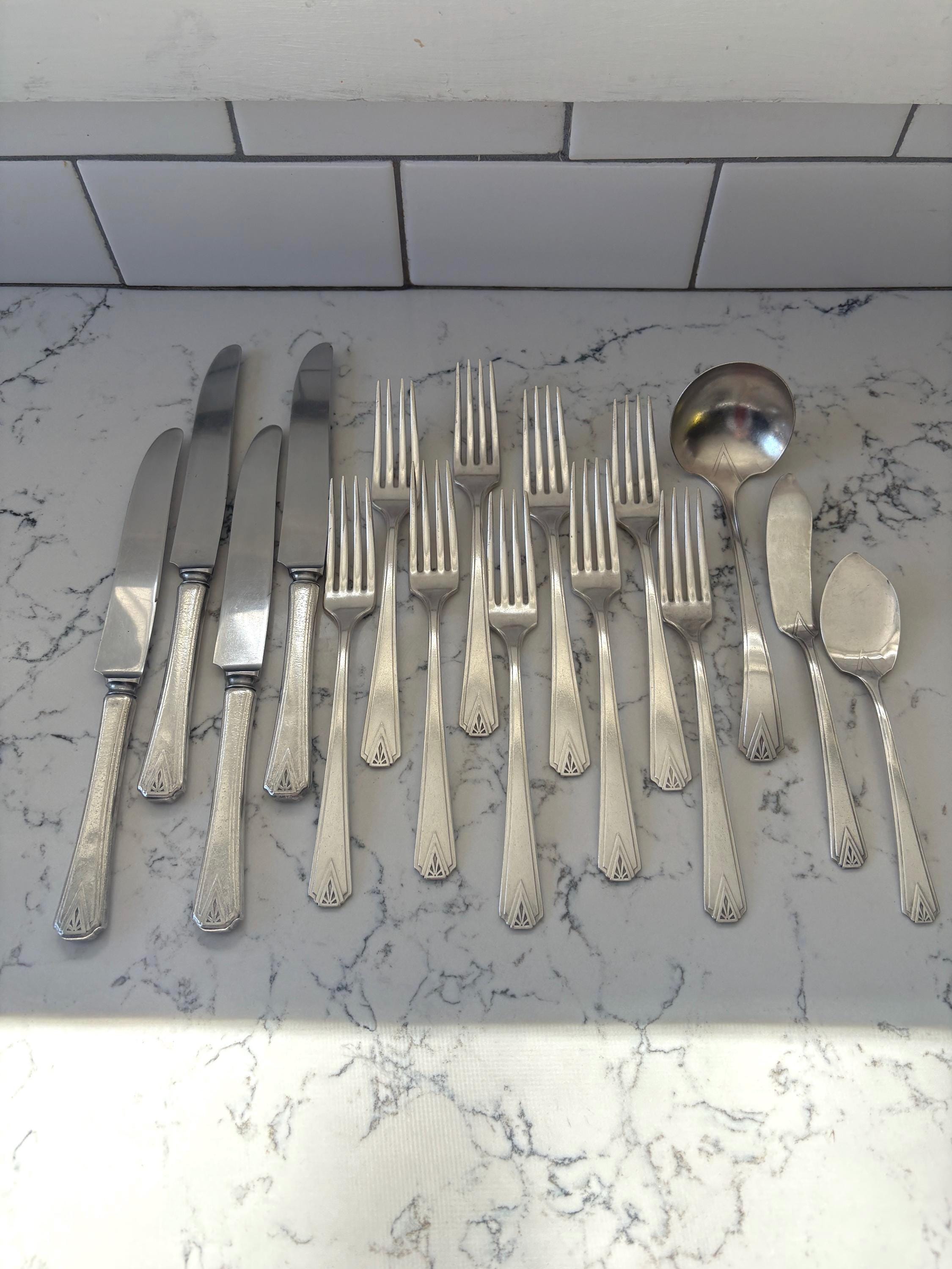 Art Deco silverware. 16 pieces of Oneida Community Plate “Deauville” pattern cir. 1929.