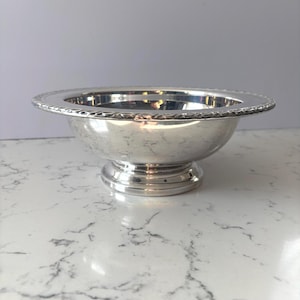 Vintage Oneida Silverplate Pedestal Bowl including vintage PYREX insert food safe serving dish.