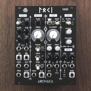 Könnte beinhalten: Schwarzes elektronisches Synthesizermodul mit zahlreichen Knöpfen, Schaltern und Ein-/Ausgangsbuchsen. Das Modul trägt den Text "loki" und "ARCHAEA" sowie verschiedene Funktionsbezeichnungen wie "VCO 1", "VCO 2" und "VCF". Das Design umfasst ein geometrisches Muster und eine Vielzahl von Bedienelementen.
