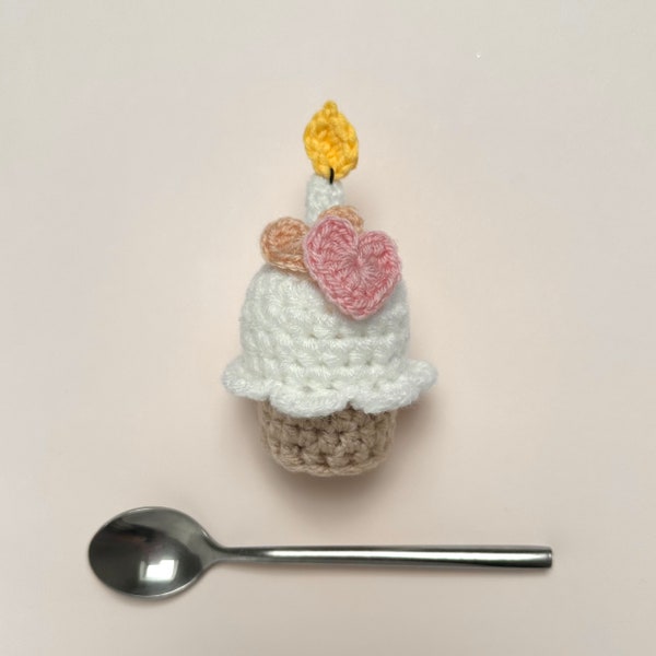 Cadeau cupcake au crochet - joli coussin à épingles - coussin à épingles - cadeau d'anniversaire - gâteau au crochet - gâteau au tricot - cadeau fête des mères