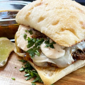 Franse dip Birria-rundvlees, recept uitgeprint, pdf-download recept, broodjerecept, afdrukbaar recept, pdf-kookboek