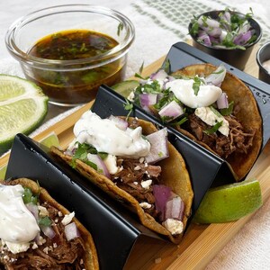 Birria-rundvleestaco's met consommé en koriander limoen crème, recept uitgeprint, pdf-download recept, dinerrecept, afdrukbaar recept, pdf-kookboek