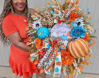 Bienvenue chez Our Patch ! Couronne d'automne | Décoration de porte d'entrée automnale XL | Couronne de citrouilles léopard avec citrouilles turquoise
