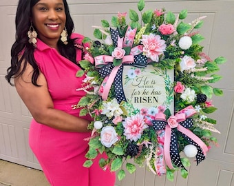 Couronne florale rose « Il s'est levé » – Élégante décoration chrétienne printanière pour porte d'entrée