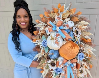 Couronne de citrouilles automnales de luxe | Décoration de porte automnale bleue et orange brûlé | Citrouilles en velours | Pièce maîtresse glamour pour votre porte d'entrée