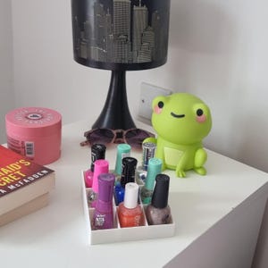 3Dプリントネイルポリッシュオーガナイザー：化粧台＆デスクディスプレイ