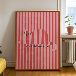 Könnte beinhalten: Ein rosa-rotes gestreiftes Poster mit einer Cartoon-Chamäleon-Illustration. Das Chamäleon ist rosa und weiß und verschmilzt mit den Streifen. Das Poster trägt den Text "CHAMEOWLEON" in Schwarz.