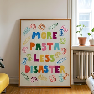 Könnte beinhalten: Ein weißes Poster mit dem Text "More Pasta Less Disaster" in bunten Buchstaben, umgeben von bunten Pastaformen.