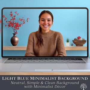 Könnte beinhalten: Ein Laptop zeigt einen hellblauen minimalistischen Hintergrund mit einer lächelnden Frau. Der Hintergrund umfasst eine Vase mit roten Blumen, eine kleine Pflanze und eine dekorative Schale. Text unten: HELLBLAUER MINIMALISTISCHER HINTERGRUND.