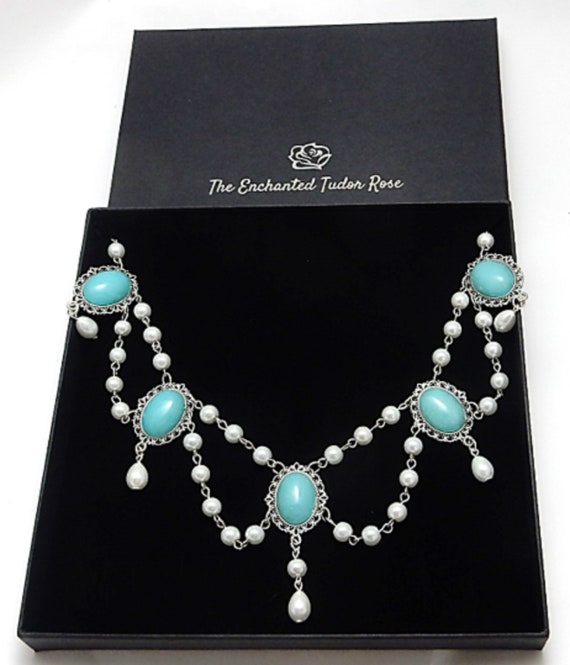 Lady in 2024 waiting silver necklace