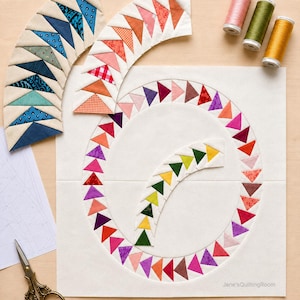 Könnte beinhalten: Ein Quilt-Projekt mit einem großen weißen Quadrat, einem kreisförmigen Muster aus bunten Stoffdreiecken, zwei gebogenen Stoffstreifen mit Dreiecksmustern, drei Garnrollen, einer Schere und dem Text Jane'sQuiltingRoom.