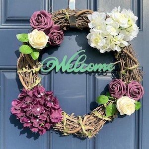 18 &quot;&quot;Lila und weißer Blumenkranz / Türkranz mit grünem &quot;&quot;Willkommen&quot;&quot; -Schild&quot;