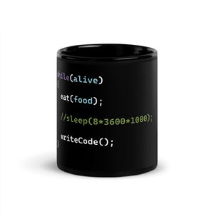 Könnte beinhalten: Schwarze Keramik-Tasse mit weißem und grünem Text, der lautet: "while(alive) { eat(food); //sleep(8*3600*1000); writeCode(); } ". Die Tasse ist zylindrisch und hat eine glänzende Oberfläche.