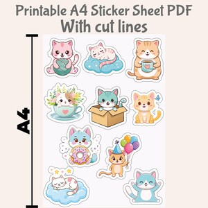 Op de afbeelding: Afdrukbare A4-stickerblad PDF met snijlijnen. Het blad bevat 10 schattige cartoonkatten in verschillende poses, waaronder een kat die een kopje koffie vasthoudt, een kat die op een wolk slaapt, een kat in een doos en een kat met een donut.