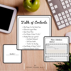 Peut inclure: Plusieurs pages de planificateur en papier blanc avec du texte noir, dont une table des mati&egrave;res, des plans hebdomadaires et un aper&ccedil;u trimestriel. Sur un bureau en bois avec une pomme verte, un clavier et une tablette.