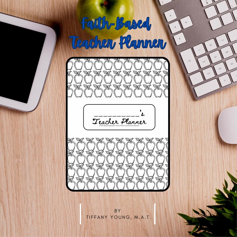 Peut inclure: Un agenda d'enseignant avec un motif de pommes noir et blanc et le texte "Faith-Based Teacher Planner". L'agenda est sur une surface en bois avec une tablette, un clavier, une souris et une pomme verte.