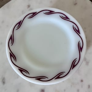 Platos para pan/aperitivos Corning/Pyrex con diseño de espiral rubí/gancho granate, vidrio opalino, juego de 8 imagen 3