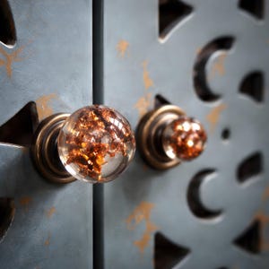 Tirador de cajón de resina ámbar con lámina de cobre / Herrajes modernos de estilo rústico para armarios